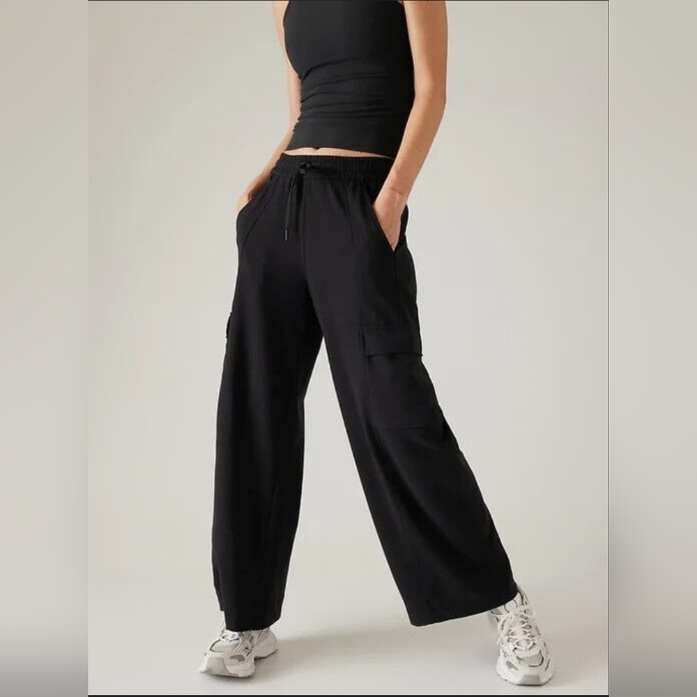 Athleta Retroterry Wide Leg Cargo Pants in Black size S